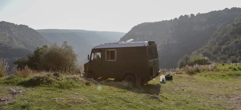 Van, camping-car et Pyrénées : cinq itinéraires sauvages pour rouler libre