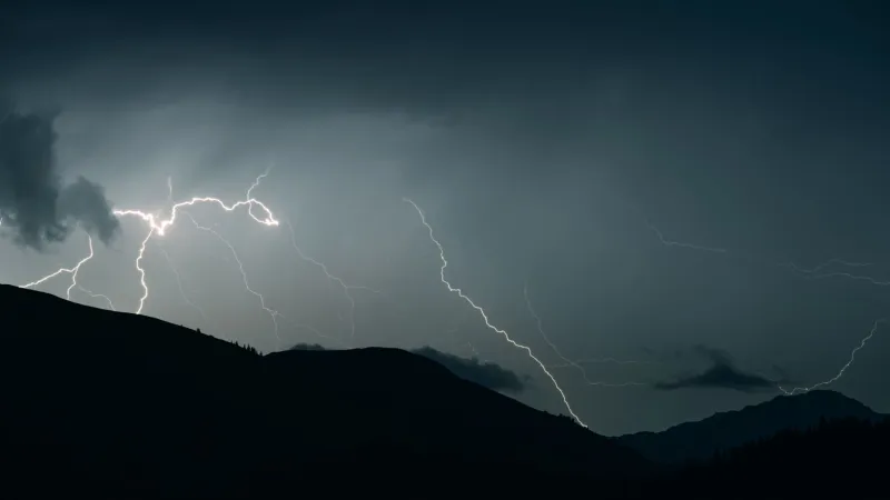 Quand le ciel gronde sur les crêtes : comprendre et survivre aux orages pyrénéens en bivouac