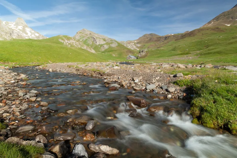 Eau pure en altitude : trouver et traiter les sources naturelles pour un bivouac autonome dans les Pyrénées