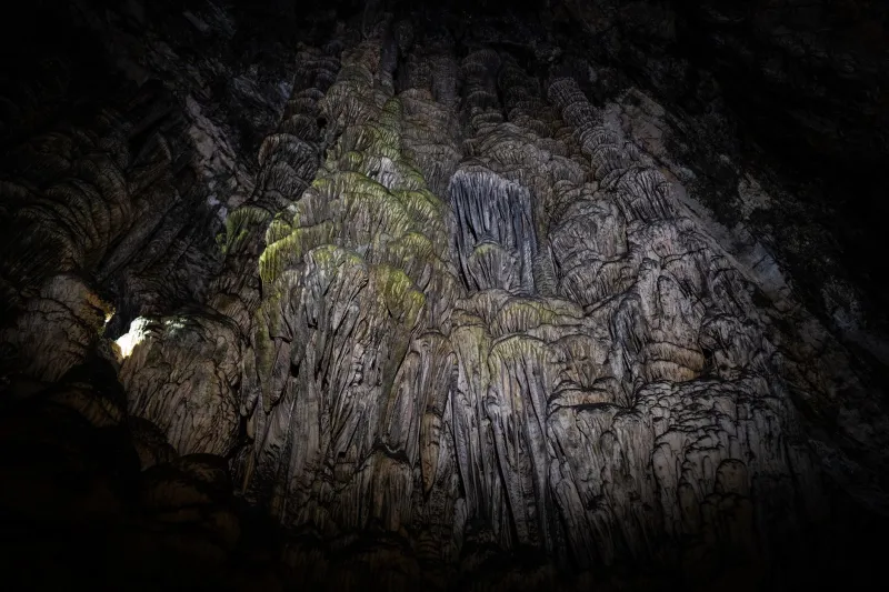 Sous terre et sous les étoiles : l'aventure spéléo depuis votre camp de base pyrénéen